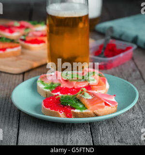 Sandwiches mit Meeresfrüchten und Bier Stockfoto