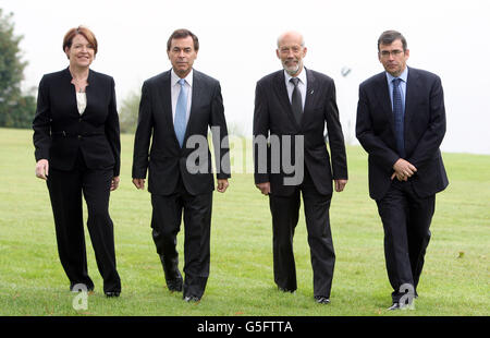 Justizminister David Ford MLA (zweite rechts) und der irische Justizminister Alan Shatter TD (zweite links) werden von PSNI Assistant Chief Constable Drew Harris (rechts) und dem stellvertretenden Kommissar Noirin O'Sullivan von einem Garda Siochana bei einem Cross Border Organized Crime Seminar in Co Fermanagh begleitet. Stockfoto