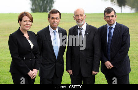 Justizminister David Ford MLA (zweite rechts) und der irische Justizminister Alan Shatter TD (zweite links) werden von PSNI Assistant Chief Constable Drew Harris (rechts) und dem stellvertretenden Kommissar Noirin O'Sullivan von einem Garda Siochana bei einem Cross Border Organized Crime Seminar in Co Fermanagh begleitet. Stockfoto