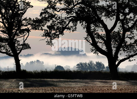 Stirling Castle ist heute im Morgennebel umgeben. Stockfoto