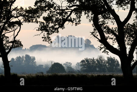 Stirling Castle ist heute im Morgennebel umgeben. Stockfoto