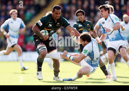 Samu Manoa von Northampton Saint übergibt die Glasgow Warriors Sean Lamont während des Heineken Cup Pool Four Matches in Franklin's Gardens, Northampton. Stockfoto