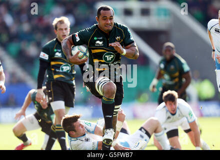 Samu Manoa von Northampton Saints kommt beim Heineken Cup Pool Four Match in Franklin's Gardens, Northampton, vom Ryan Wilson von Glagsow Warriors weg. Stockfoto