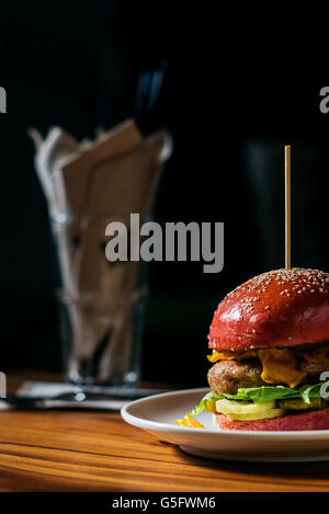 modernen Gourmet-trendige Hähnchen Burger in rote Beete Brötchen Stockfoto