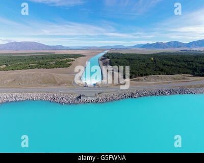 Lake Pukaki, State Highway 8 über Pukaki Damm und Pukaki Kanal, Mackenzie District, South Canterbury, Südinsel, neue Zealan Stockfoto