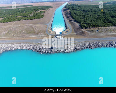 Lake Pukaki, State Highway 8 über Pukaki Damm und Pukaki Kanal, Mackenzie District, South Canterbury, Südinsel, neue Zealan Stockfoto