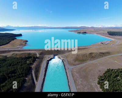 Pukaki Canal und Lake Pukaki, Mackenzie District, South Canterbury, Südinsel, Neuseeland - Drohne Luftbild Stockfoto