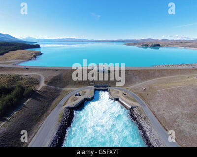 Pukaki Canal und Lake Pukaki, Mackenzie District, South Canterbury, Südinsel, Neuseeland - Drohne Luftbild Stockfoto