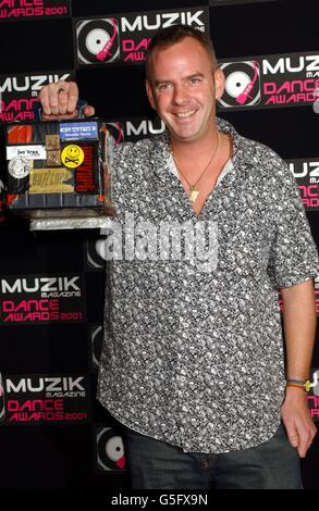 Norman Cook AKA Fatboy Slim kommt zu den Muzik Magazine Dance Awards 2001 in den Planit Arches in Ost-London. Stockfoto