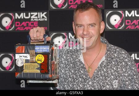 DJ Norman Cook AKA Fatboy Slim kommt zu den Muzik Magazine Dance Awards 2001 in den Arches in East London. Stockfoto