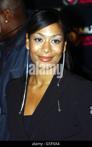 Radio DJ Lisa I'anson kommt für die Muzik Magazine Dance Awards 2001 in den Arches in East London. Stockfoto