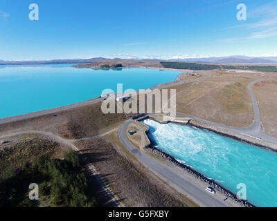 Pukaki Canal und Lake Pukaki, Mackenzie District, South Canterbury, Südinsel, Neuseeland - Drohne Luftbild Stockfoto