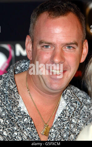 Norman Cook AKA Fatboy Slim kommt zu den Muzik Magazine Dance Awards 2001 in den Planit Arches in Ost-London. Stockfoto