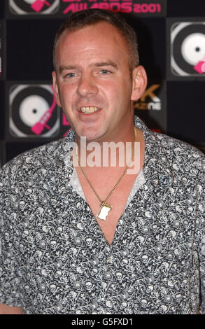 Norman Cook AKA Fatboy Slim kommt zu den Muzik Magazine Dance Awards 2001 in den Planit Arches in Ost-London. Stockfoto