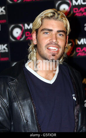 Shane Lynch, das ehemalige Mitglied der irischen Boyzone-Band, kommt für die Muzik Magazine Dance Awards 2001 in den Arches im Osten Londons an. Stockfoto