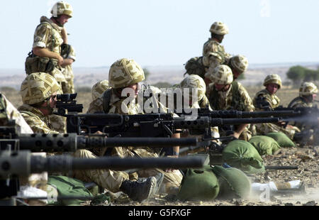 Royal Marines von 45 Commando testen ihre .5 Browning Maschinengewehre während einer Live-Feuerübung in der omanischen Wüste. *... 45 Commando Royal Marines wurde 1943 aus dem 5. RM Bataillon gegründet und befindet sich derzeit in einer ehemaligen Royal Naval Air Station Condor Barracks westlich von Arbroath in Schottland. Rund 20,000 britische Servicekräfte - darunter die Berg- und Winterkriegstruppen der 3 Kommandobrigade der Royal Marines - arbeiten mit den Royal Omani Armees bei der Übung Saif Sareea II zusammen, als Verteidigungsminister Geoff Hoon am Freitag versuchte, die Spekulation auf einen zu dämpfen Stockfoto