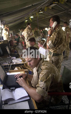 NUR ZUR REDAKTIONELLEN VERWENDUNG: Offiziere und Marinesoldaten des Hauptquartiers der 3 Commando Brigade bei der Arbeit im Kommandozelt der Brigade in der omanischen Wüste. *... 3 Commando Brigade Royal Marines ist die amphibische Infanterie der Royal Navy, die permanent bereit ist, auf der ganzen Welt einzusetzen, und ist ein Kernbestandteil der britischen Joint Rapid Reaction Force. Rund 20,000 britische Servicekräfte - darunter die Berg- und Winterkriegstruppen der 3 Kommandobrigade der Royal Marines - arbeiten mit den Royal Omani Armees bei der Übung Saif Sareea II zusammen, wie Verteidigungsminister Geoff Hoon am Freitag gesucht hat Stockfoto