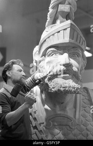 Norman Gaches von der Isle of Wight arbeitet an der Galionsfigur von HMS Warrior, dem ersten eisernen Schlachtschiff der Welt, das in seinen ursprünglichen Zustand zurückversetzt wird. Stockfoto