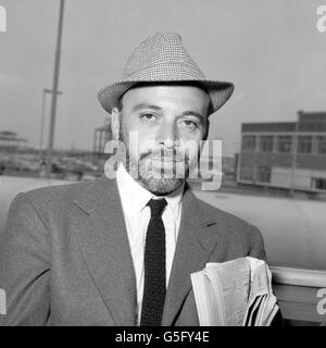 Film - Herbert Lom - Flughafen Heathrow. Schauspieler Herbert Lom am Flughafen Heathrow. Er fliegt nach Barcelona, um Jules Vernes geheimnisvolle Insel zu Filmen. Stockfoto