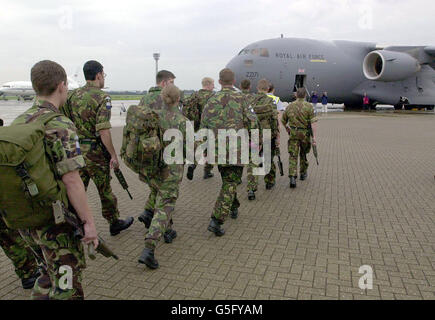 Britische Truppen nach Mazedonien. An Mazedonien gebundene britische Truppen besteigen ein C17-Globemaster-Transportflugzeug bei RAF Brize Norton. Stockfoto