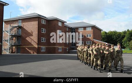 Soldaten marschieren in Catterick Garrison, North Yorkshire, vor die Wohnbaracke, benannt nach dem Sergeanten William Speakman-Pitt, dem Träger der Victoria-Kreuz-Medaille nach dem Koreakrieg. Stockfoto