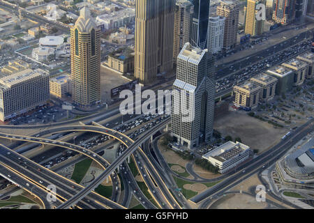 Wolkenkratzer und Stadtbild aus Burj Khalifas Beobachtung Deck, Duabi, Dubai, Vereinigte Arabische Emirate Stockfoto