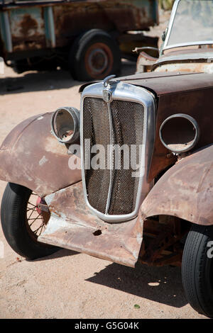 Alte Autos in Anlage und Garten von Solitaire-Siedlung in Namibia Stockfoto