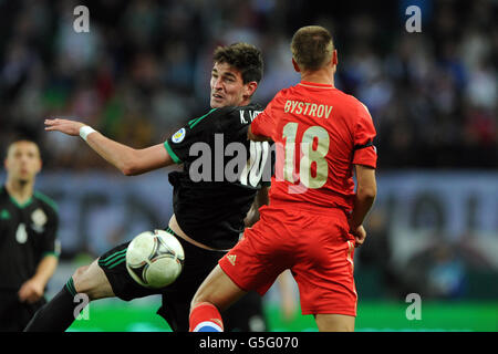 Fußball - FIFA Fußball-Weltmeisterschaft 2014 - Qualifikation - Gruppe F - Russland gegen Nordirland - Stadion Lokomotiv. Der russische Vladimir Bystrov und der nordirische Kyle Lafferty (links) in Aktion Stockfoto