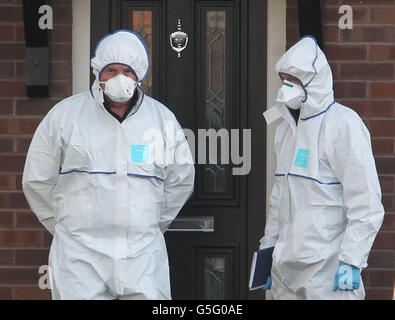 Forensischer Gardai am Ort einer tödlichen Schießerei auf der Cloverhill Road, Clondalkin, West Dublin. Stockfoto