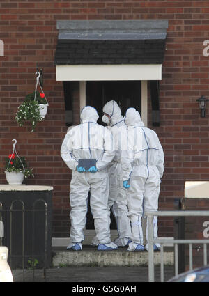 Forensischer Gardai am Ort einer tödlichen Schießerei auf der Cloverhill Road, Clondalkin, West Dublin. Stockfoto