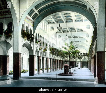 Sterben Sie Neue Wandelhalle in Bad Kissingen. Trinkhalle und in der Lobby in Bad Kissingen. Bayern, Geschichte, historisch, 1910er Jahre, 1920er-Jahre des 20. Jahrhunderts, archivieren, Carl Simon, Hand-farbigen Glas-Folie, Architektur, Interieur, Spa, Wellnessresort, Halle, Bogen, Stockfoto