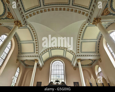 Kirche St. Anne & St Agnes London: Kreuz-in-Square-Decke Stockfoto