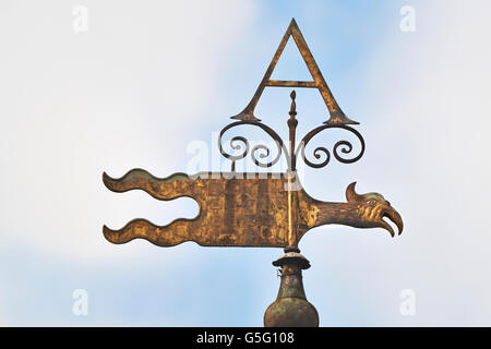 Kirche St. Anne & St Agnes, London: Wetterfahne Buchstabe A mit Schnabel Vogel Stockfoto