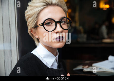 Close-up Portrait eines schönen Mädchens eine Brille und sitzen im café Stockfoto