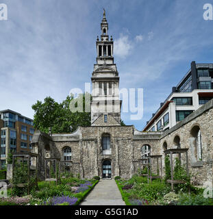 Christ Church Newgate Street, London: Garten im Kirchenschiff Stockfoto