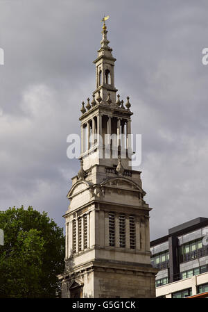 Christuskirche, Newgate Street, London, von Sir Christopher Wren nach dem Brand von London 1677-1687 wieder aufgebaut. Der Turm Stockfoto