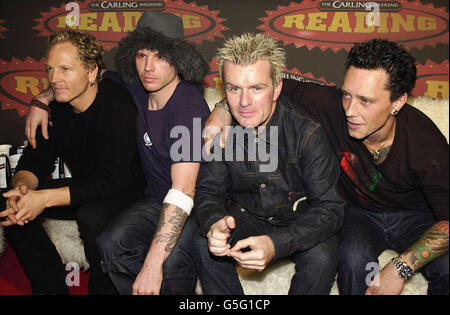 Sänger Ian Astbury (2. Links) von der Rockgruppe The Cult, mit dem Rest der Band backstage beim Reading Music Festival 2001. Stockfoto