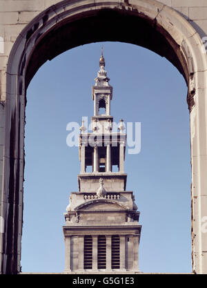 Christuskirche Newgate Street, London. Durch Fensterbogen Turm Stockfoto