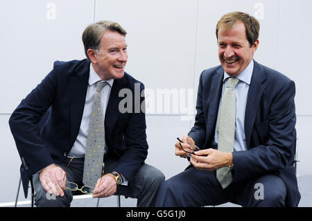 Der ehemalige Wirtschaftsminister Lord Mandelson und der ehemalige Direktor für Kommunikation mit Tony Blair, Alastair Campbell, bei einem Treffen auf der Labour Party Konferenz in Manchester, um ein Buch über das Leben des früheren Labour-Strategen Philip Gould zu promoten, der Anfang dieses Jahres an Krebs starb. Stockfoto