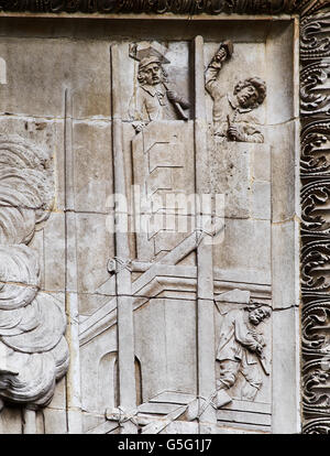 Das Denkmal für den großen Brand von London, 1670-1675. Gedenktafel an der Westfassade des Sockels: detail zeigt Maurer bei der Arbeit. Stockfoto