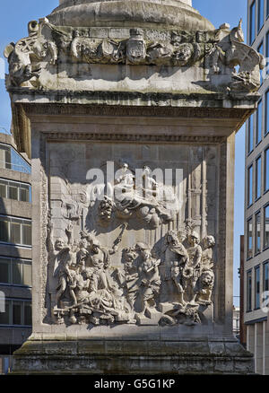 Das Denkmal für den großen Brand von London, 1670-1675. Gedenktafel an der Westfassade des Sockels. Stockfoto