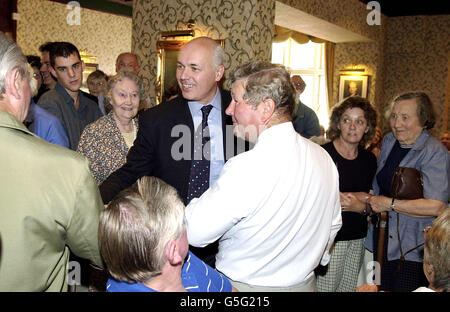 Iain Duncan Smith, Herausforderer der Tory-Führung, begrüßt die Tory-Parteigläubigen im Conservative Club in New Milton, Hampshire. Außerdem sprach er 300 Minuten lang in der Lounge von Winston Churchill vor 45 Mitgliedern der Konservativen Partei. * Obwohl die Medien von der Sitzung ausgeschlossen wurden, gab es beim Austreten der Mitglieder kaum Zweifel, dass die Mehrheit Duncan Smith gegenüber dem Rivalen Ken Clarke bevorzugte. Stockfoto