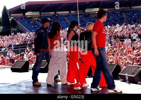 Die Popgruppe Hear'Say (von links) Danny Foster, Myleene Klass, Kym March, Suzanne Shaw und Noel Sullivan nehmen an der BRMB Party im Park 2001 im Alexander Stadium, Birmingham, Teil. Stockfoto