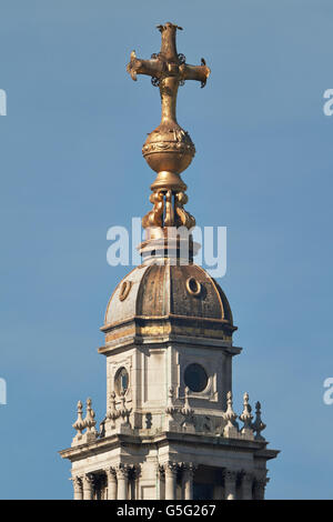 St. Pauls Cathedral, London, England. Von Sir Christopher Wren, 1675-1710: Kugel und Kreuz an der Spitze der Kuppel. Stockfoto