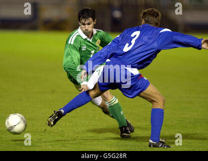 Der nordirische Keith Gillespie (links) schlägt den isländischen Vidarsson während des Qualifikationsspiels der Gruppe 3 im Windsor Park, Belfast, Nordirland. Stockfoto