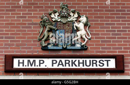 Ein Schild vor HM Prison Parkhurst bei Newport auf der Isle of Wight. Der Bericht des Hauptinspektors der Gefängnisse sagte, dass das Gefängnis immer noch unter einer "Identitätskrise" mehr als sechs Jahre leidet, nachdem es vom maximalen Sicherheitsstatus herabgestuft wurde. * nach einem High-Profile Break-out. Stockfoto