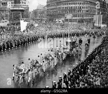 Der goldene Staatswagen, der die Königin und den Herzog von Edinburgh trägt, fährt durch die jubelnden Massen, die trotz des Regens den Trafalgar Square überfüllten, um den Herrscher auf ihr von Westminster Abbey bis zum Buckingham Palace nach ihrer Krönung zu begrüßen. Stockfoto