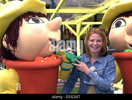 Ex Eastenders Star Patsy Palmer trifft Bill und Ben in ihrem Garten beim Regent Street Festival in London, um Geld für die Krebshilfe Sargent zu sammeln. * EINE Gartenlandschaft wurde vom Festival übernommen, mit 60 Metern Rasen entlang einer Strecke der berühmten Straße gelegt und Starkoch Ainsley Harriott eröffnete das Festival und wird voraussichtlich mehr als 100,000 Menschen anziehen. Stockfoto