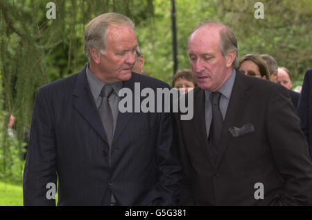 Der Fußballmanager und -Experte Ron Atkinson und der ehemalige Spieler Peter Shreeves kommen zur Gedenkfeier der Fußball-Kommentatorenlegende Brian Moore in der St. Giles' Kirche in Farnborough, Kent. Stockfoto