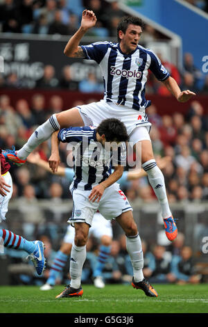 Fußball - Barclays Premier League - Aston Villa gegen West Bromwich Albion - Villa Park. Goran Popov von West Bromwich Albion springt über Teamkollegen Claudio Yacob Stockfoto